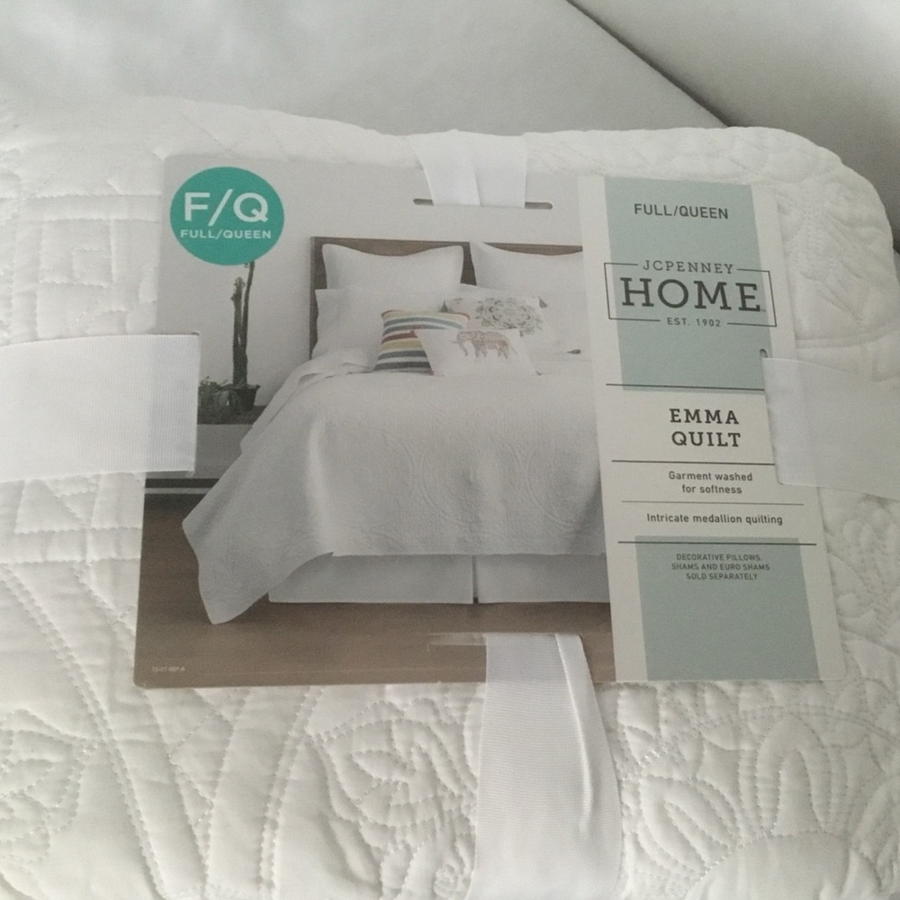 NWT JCPenney Home Expressions Emma White Quilt Size Full/Queen